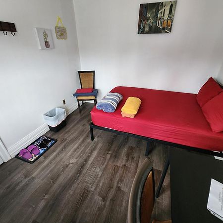 Affordable/Quiet Private Room Торонто Экстерьер фото